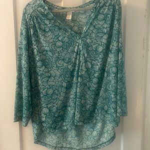 H&M quarter length shirt. 3 button detail. Green and white flower design.XL.